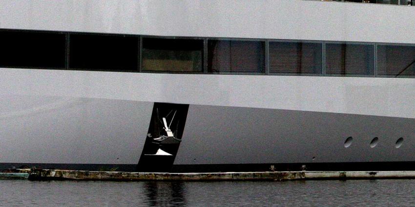 Miljoenenjacht 'Ebony Shine' blijft in Nederland aan de ketting