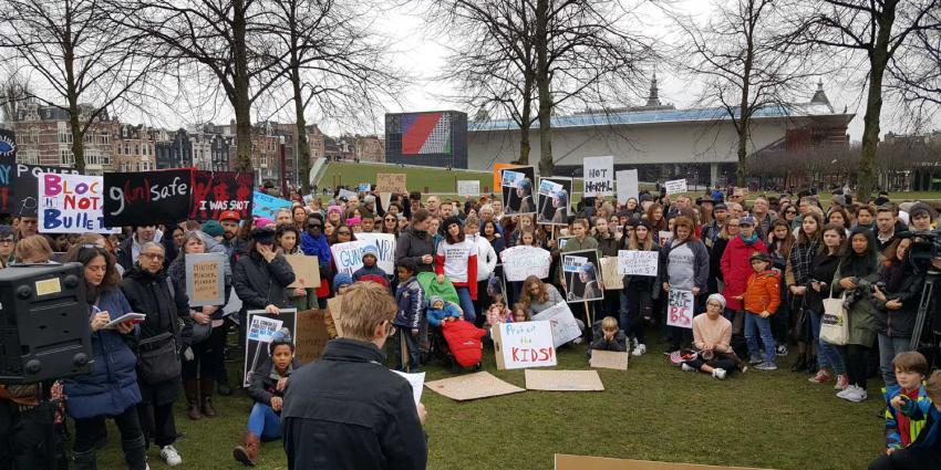Demonstratie tegen vuurwapengeweld Museumplein Amsterdam