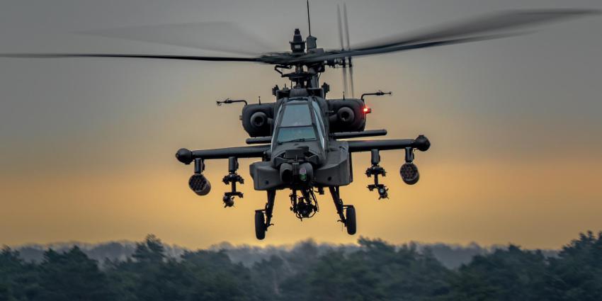  Archieffoto van een Apache met aan de zijkanten de rocketpods om Hydra 70-raketten in te laden.