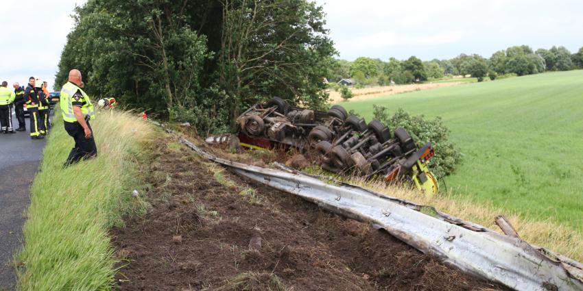  Vrachtwagen van de weg A28 bij Assen