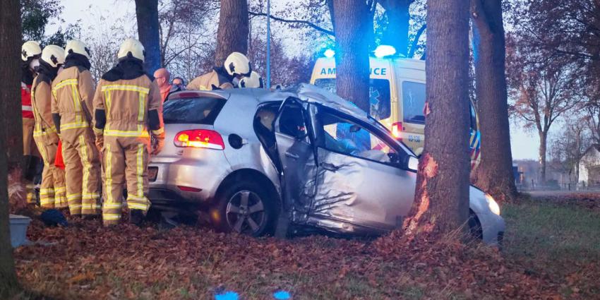 auto-boom-gewond-bekneld-brandweer