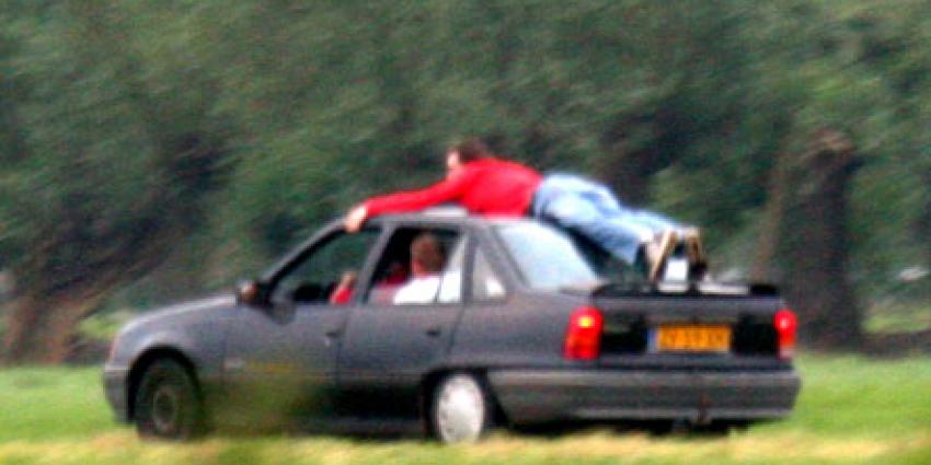 Google plakt voetganger op motorkap vast bij aanrijding