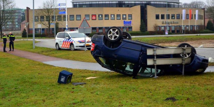 Auto slaat over de kop op Lloydsplein in Veendam