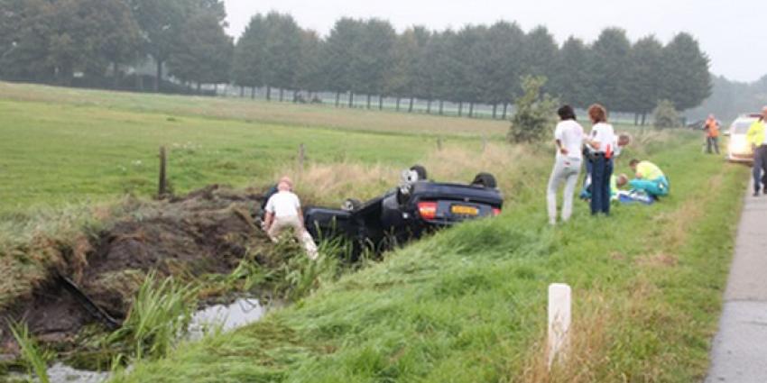 Auto belandt in sloot in het Drentse De Wolden: twee gewonden