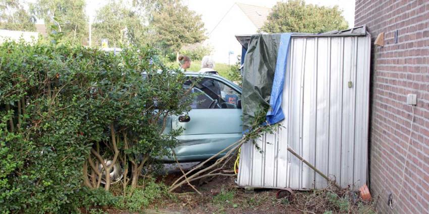 Auto rijdt schuurtje binnen na uitwijk manoeuvre