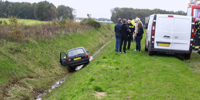 Auto rijdt droge sloot in langs N34