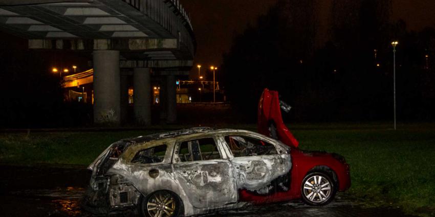 Auto gaat in vlammen op in Schiedam
