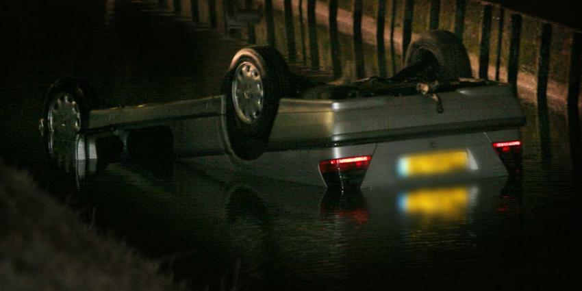 Auto op zijn kop in water, politie en omstanders redden gezin