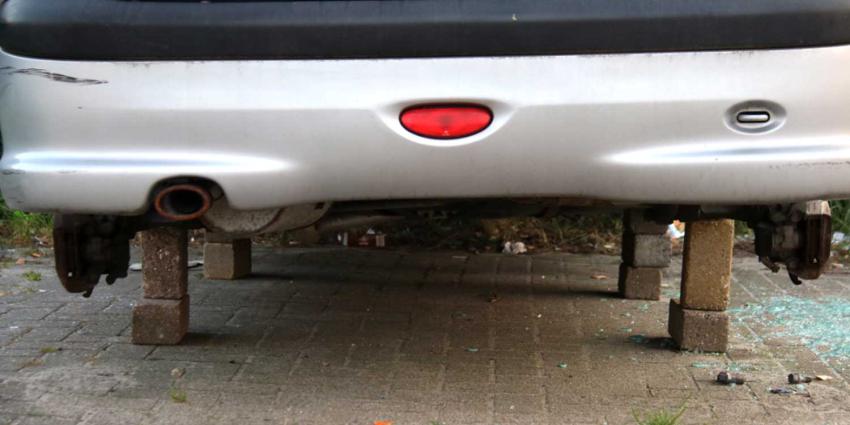 Auto compleet gestript op parkeerterrein Schiedam