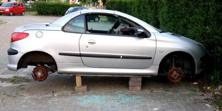Auto compleet gestript op parkeerterrein Schiedam