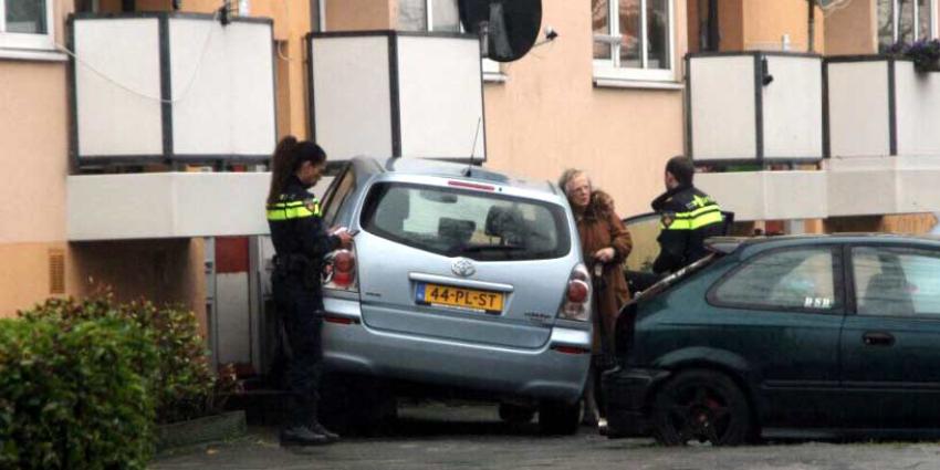 'Spookrijder' rijdt met auto tegen flat
