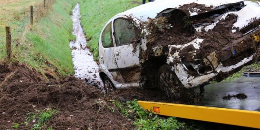 Auto in sloot bij Anloo, een gewonde  