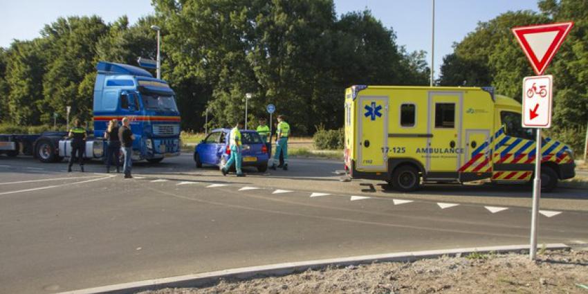 Vrachtwagen botst op auto in Schiedam 