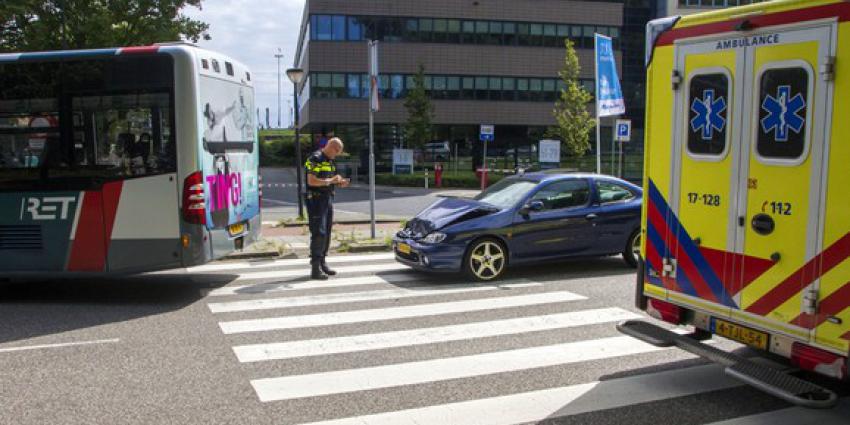 Auto knalt achterop stadsbus 