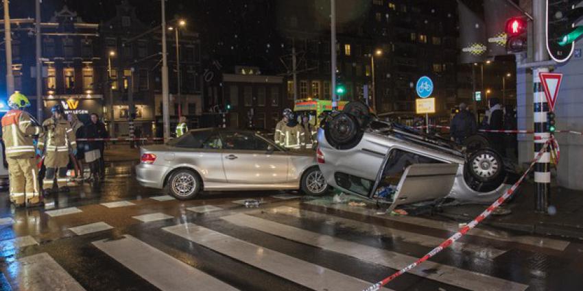  Auto over de kop na aanrijding