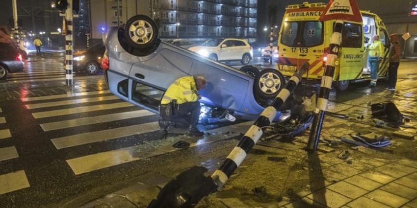 Auto in Schiedam over de kop 