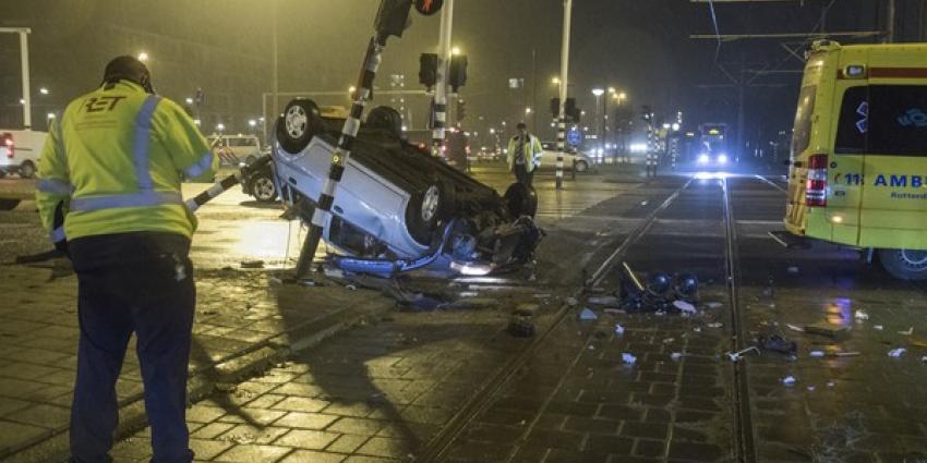 Auto in Schiedam over de kop 