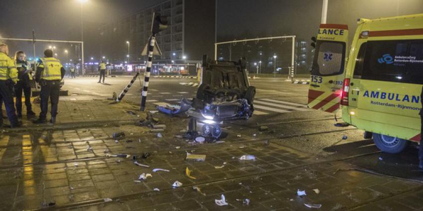 Auto in Schiedam over de kop 