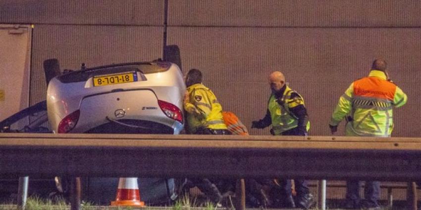 Auto over de kop na aanrijding