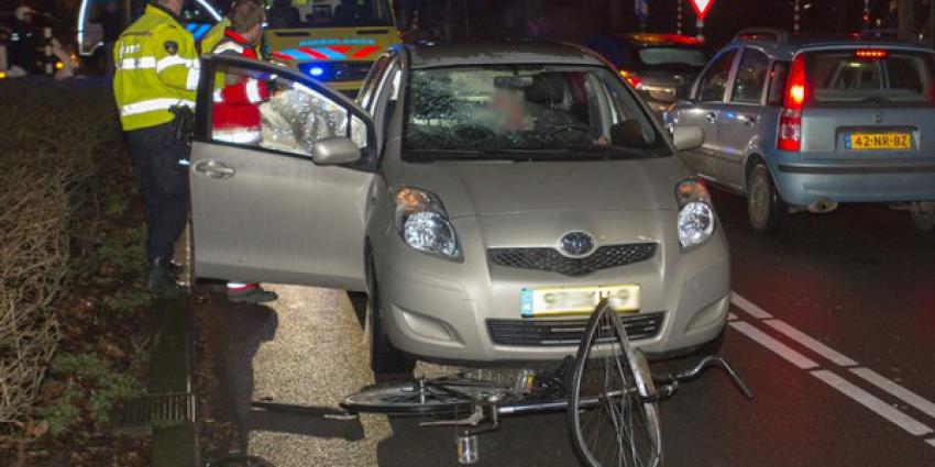 Auto schept fietser 