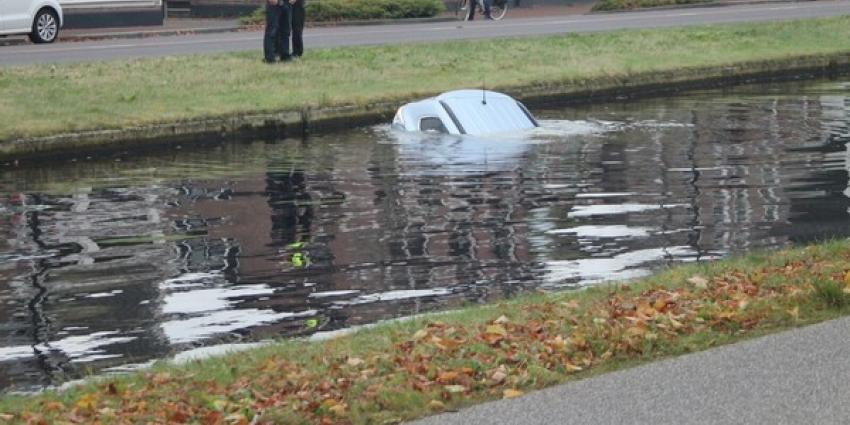 Automobilist rijdt de Vaart in Assen in 