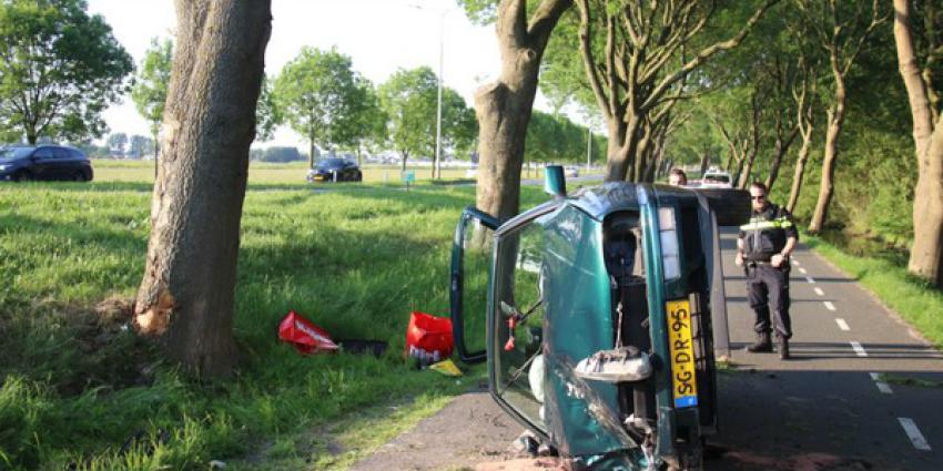 Auto crast tegen boom