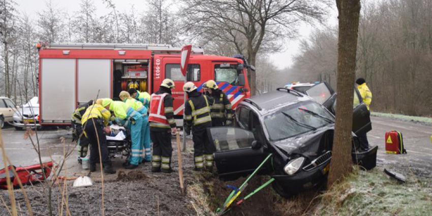 Auto rijdt door ijzel tegen boom 