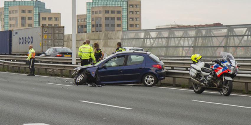 Auto knalt tegen de vangrail op A20