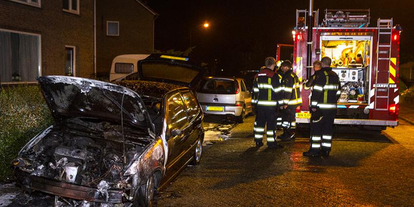 Felle brand verwoest auto in Helvoirt