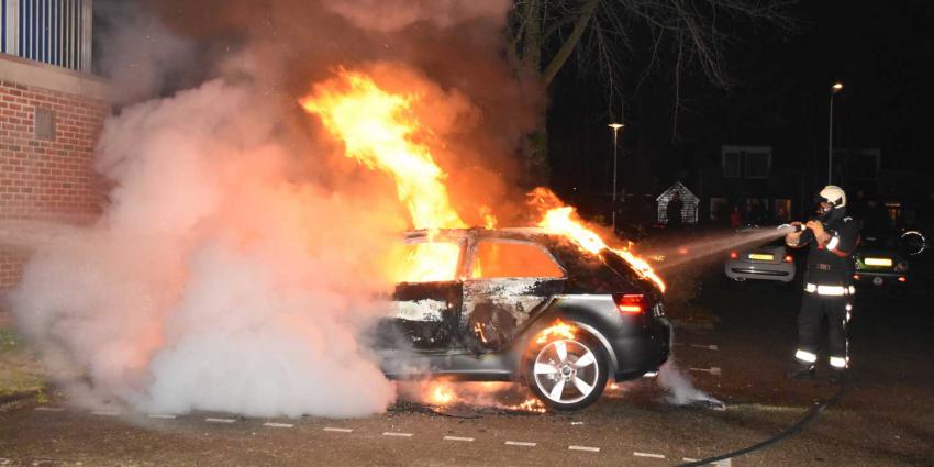 Auto uitgebrand in Hoogeveen, brommobiel zwaar beschadigd