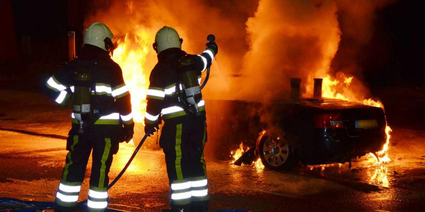 Cabrio vliegt onderweg in brand in Boxtel
