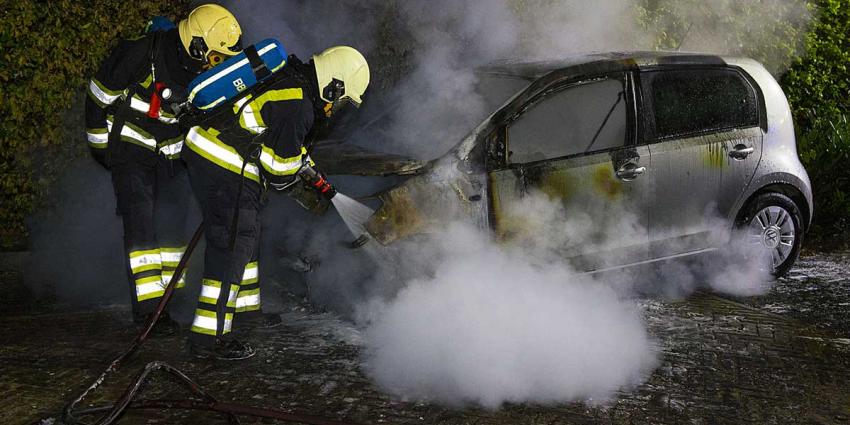Geparkeerde auto volledig uitgebrand in Esch
