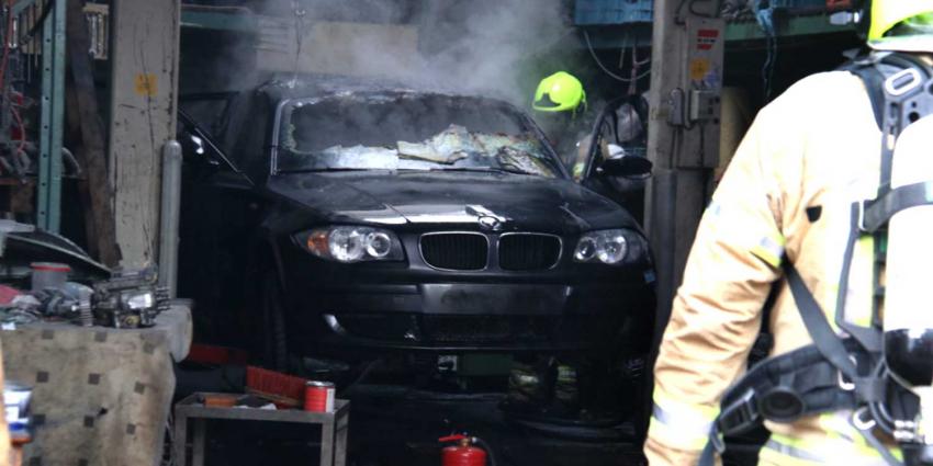 Auto vat vlam na laswerkzaamheden