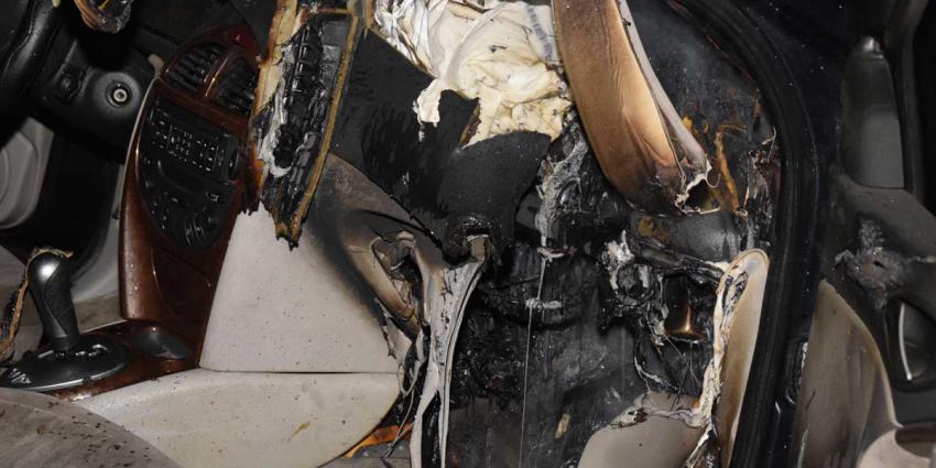 Brandweer Hoogeveen blust autobrand 