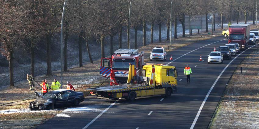 Autobrand op verbindingsweg snelwegen Eindhoven