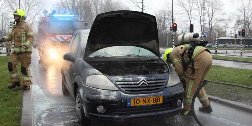 Medewerkers veegwagen blussen autobrand