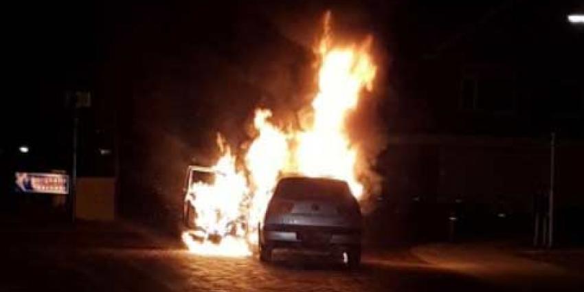 Twee auto’s in brand gestoken in Veen