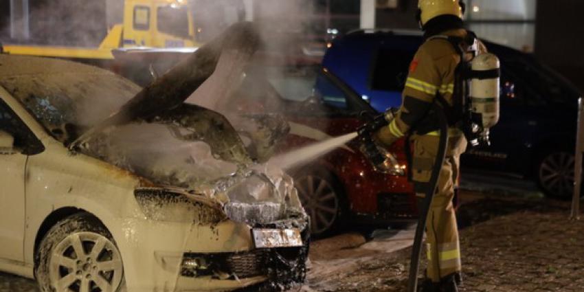 getakelde auto, vlam vatten