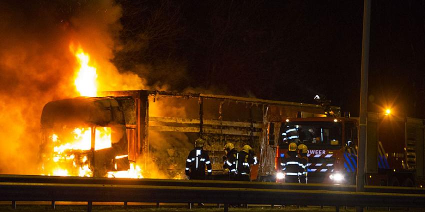 Vrachtwagen in brand op A58