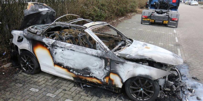 Auto in vlammen op in Schiedam