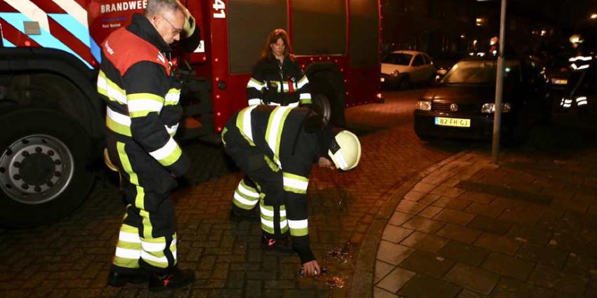 Brandweer blust brandstichting auto met flesje water