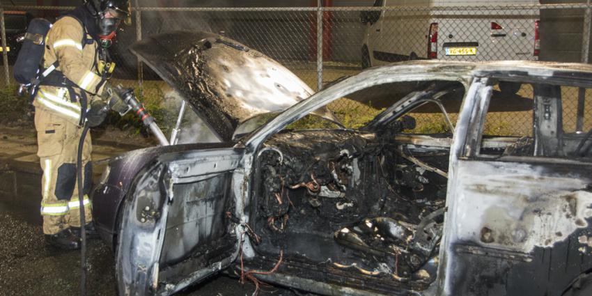 Marechaussees redden man uit brandende auto