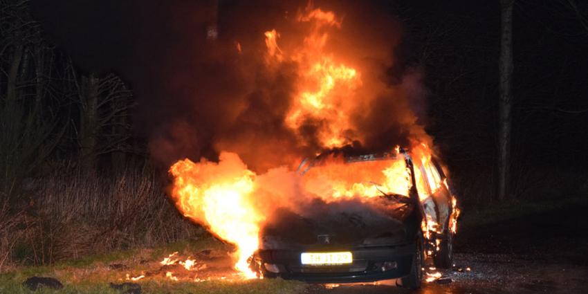Auto raakt in brand tijdens rijden