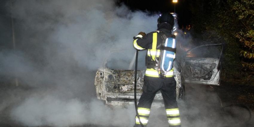 Foto van brandweerman die auto blust | Henk Brunink