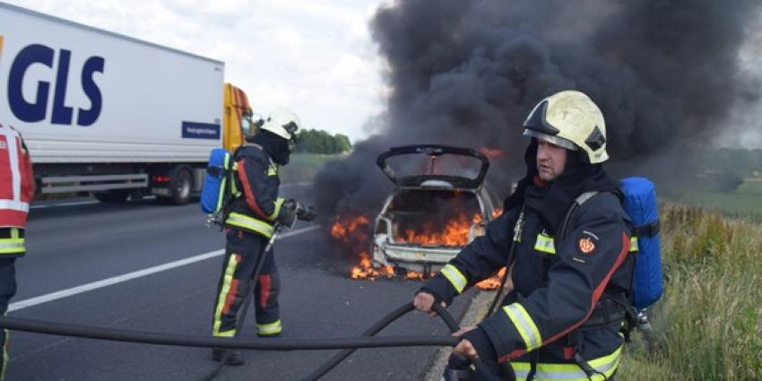 Auto van brandweerman vliegt in brand op A37 ter hoogte van Hoogeveen