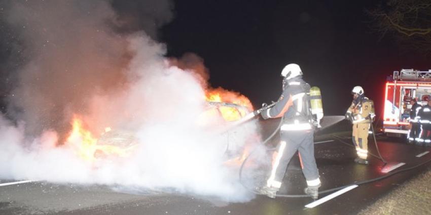 Auto vliegt tijdens het rijden spontaan in brand