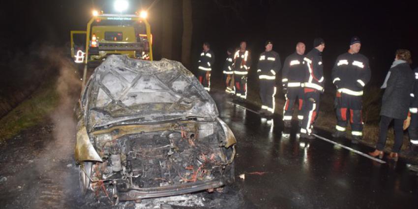 Auto vliegt tijdens het rijden spontaan in brand