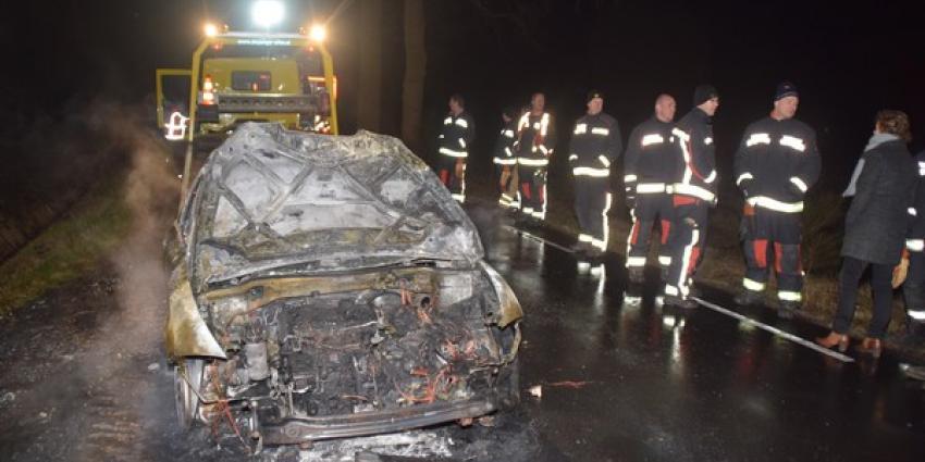 Auto vliegt tijdens het rijden spontaan in brand