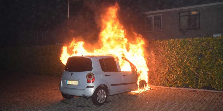 Brandweer gebruikt blusdeken bij autobrand Hoogeveen