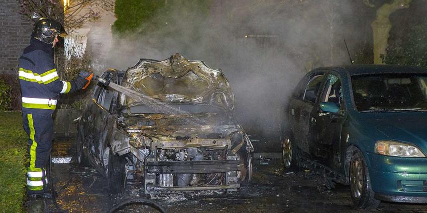 Auto volledig uitgebrand aan de Derde Rompert in 's-Hertogenbosch